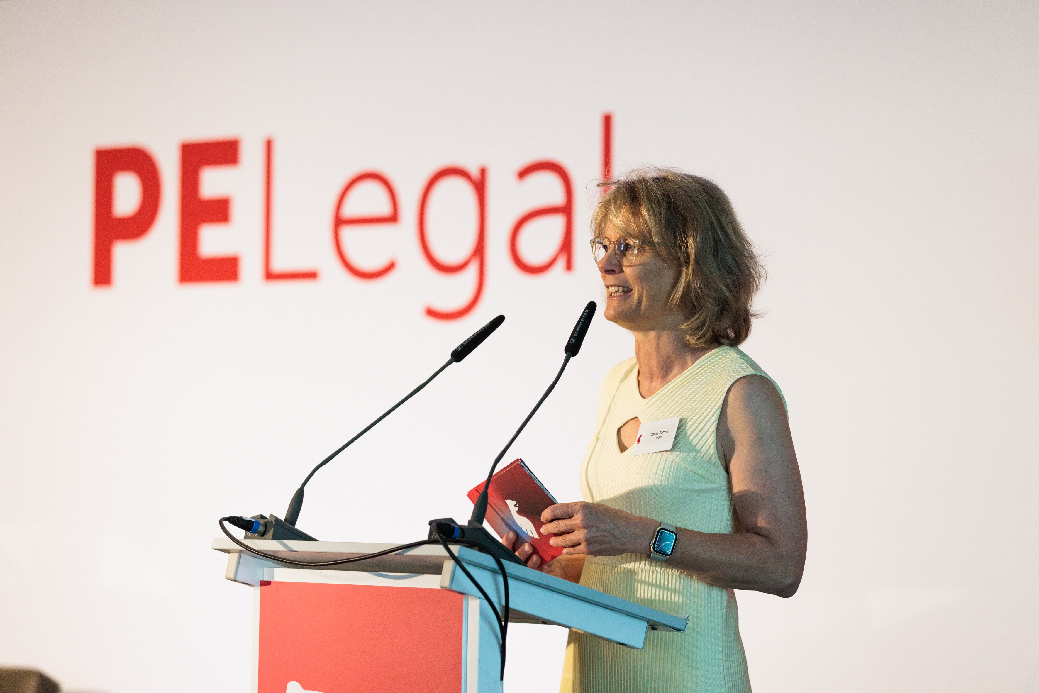 Rednerin am Pult bei der PE Legal 2025.