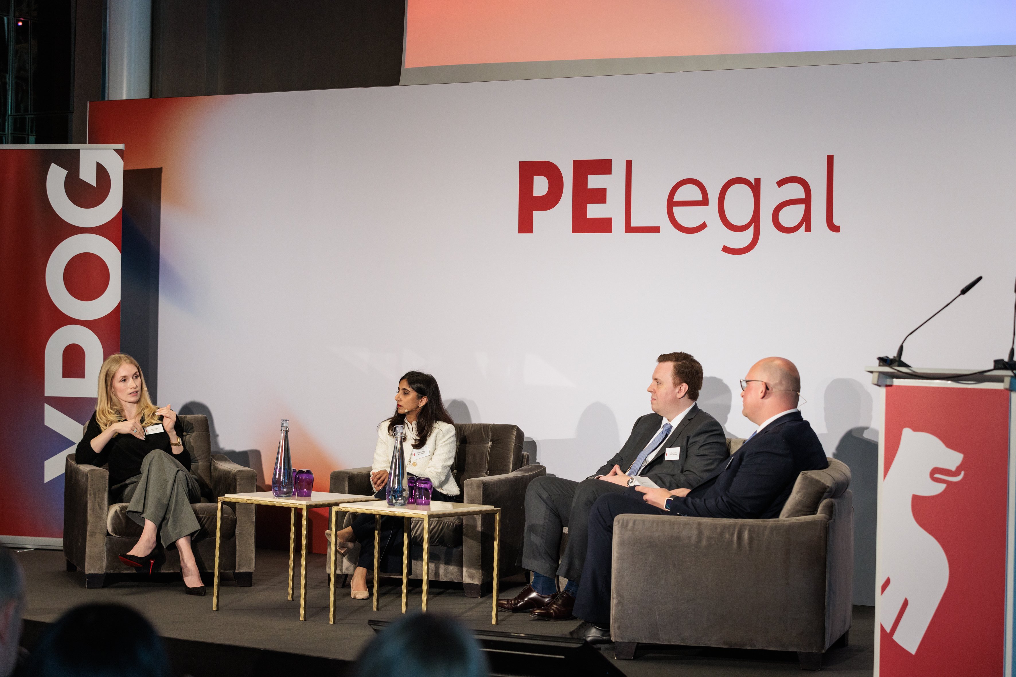 Paneldiskussion mit vier Personen bei der PE Legal 2025.