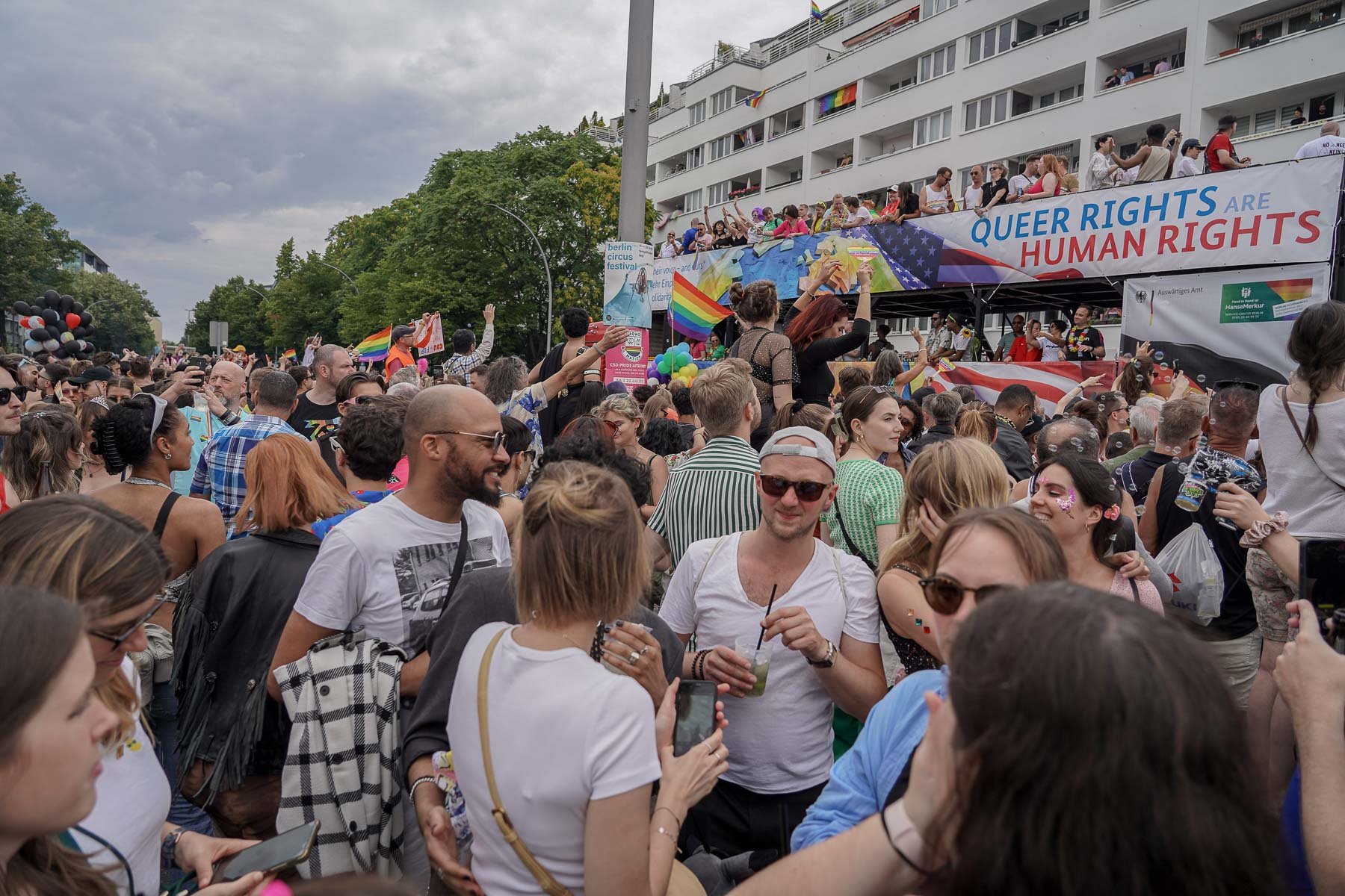 Eine große Menschenmenge beim CSD. 