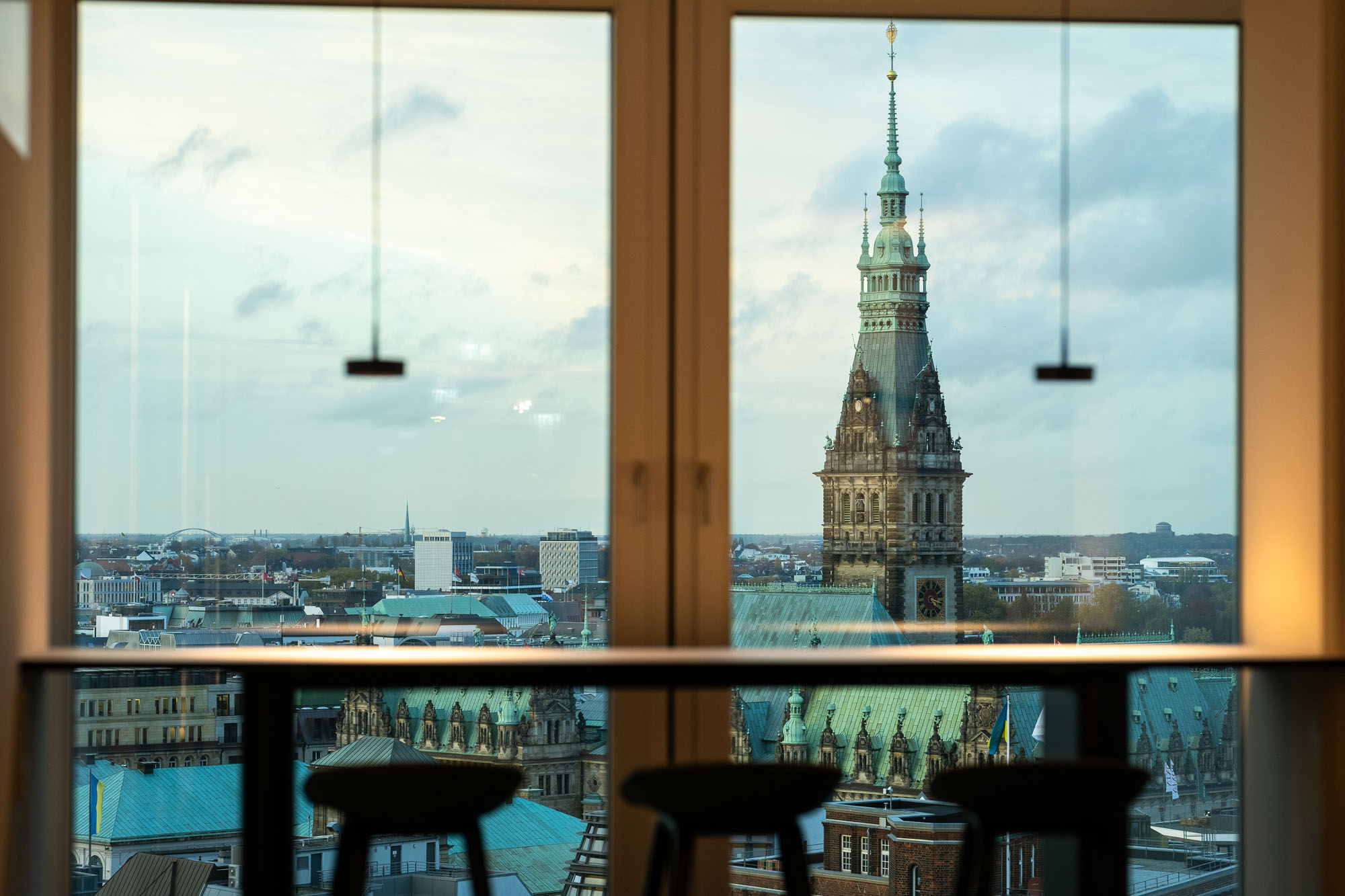 Ausblick aus einem Gebäude auf das Hamburger Rathaus